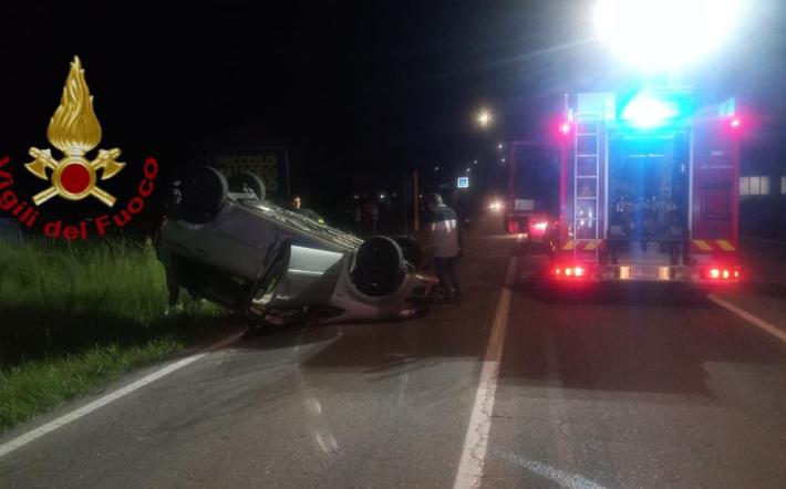 Auto capottata in via Martiri a Beinette 