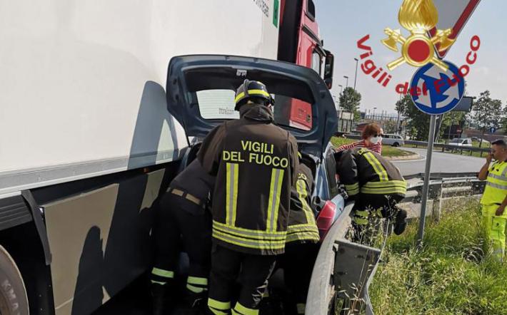 Mondovì: auto tra guard rail e camion, giovane ferita