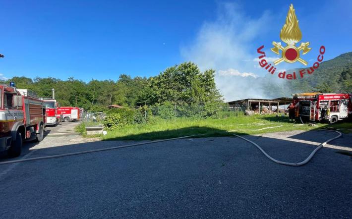 Ricovero attrezzi in fiamme a Peveragno, intervento dei vigili del fuoco di Cuneo e Morozzo