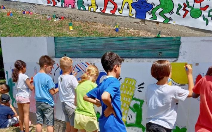 Clavesana: gli “artisti” delle Elementari hanno abbellito l’ex canonica con i colorati omini di Haring