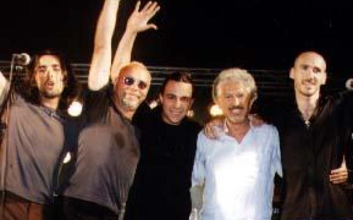 Addio a Vittorio De Scalzi: 22 anni fa inaugurava la nuova piazza Maggiore con i suoi “New Trolls”