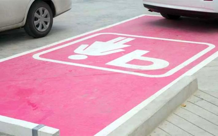 Mondovì, iniziativa: 44 parcheggi rosa per donne in stato di gravidanza e neo-genitori