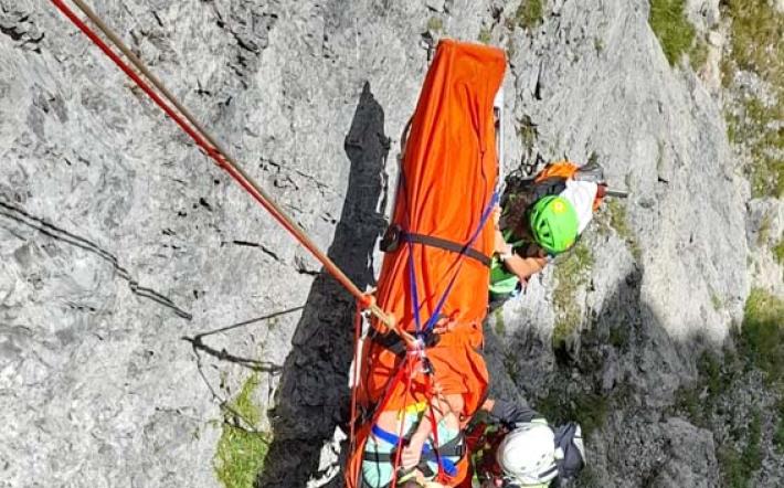 Chiusa Pesio, spettacolare esercitazione: alpinista infortunato calato lungo la parete in barella