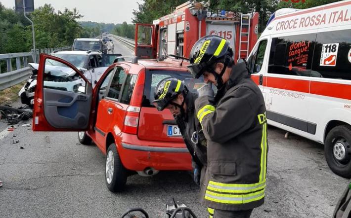 Scontro fra due auto a Castelletto Stura, fra i coinvolti anche un bimbo di nove anni. Non è grave