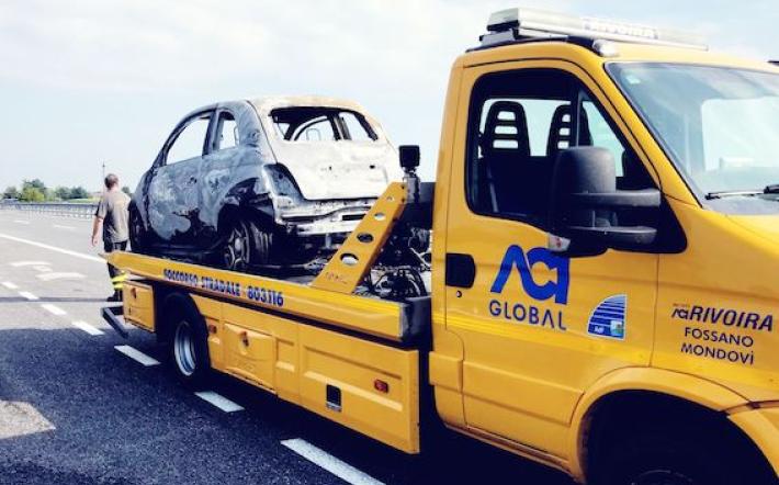 Mondovì: auto in fiamme sulla Torino - Savona