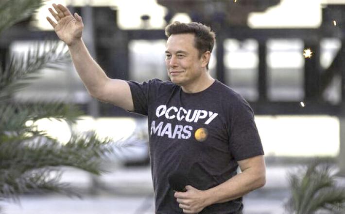 «Caro signor Elon Musk, la aspettiamo in un Comune delle nostre montagne per provare quei satelliti che danno internet a tutti»
