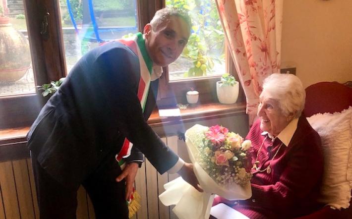 Mondovì: i 100 anni della signora Maria, omaggio dal Comune