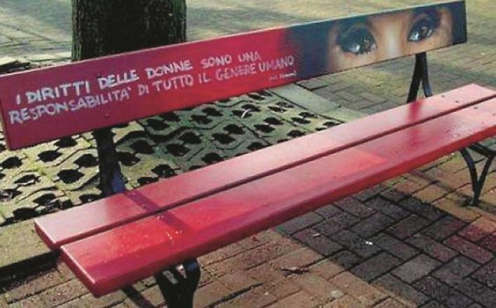 Anche a Carrù una panchina rossa contro la violenza sulle donne