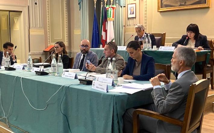 Consiglio comunale a Mondovì: unanimità su terzo lotto circonvallazione ed aiuti per il caro energia. Scontro sullo statuto