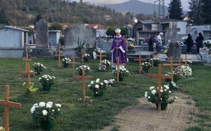 Garessio: il vescovo nel cimitero di Trappa, tra le croci in legno delle salme non identificate dopo la piena del Tanaro