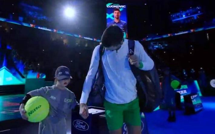La piccola Miriam, da Chiusa Pesio, mano nella mano con Djokovic alle Atp Finals