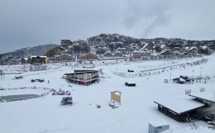 Sci, spruzzata di neve sul Mondolè: «Non basta, attendiamo quella vera, preoccupati per i costi dell’energia»