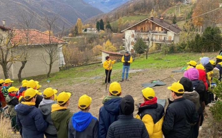 Serra Pamparato: i bambini hanno messo a dimora nuovi alberi con Coldiretti