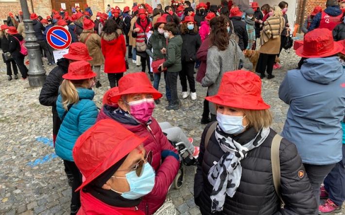 Iniziativa: la "Camminata dei cappellini rossi" a Mondovì per dire no all violenza contro le donne