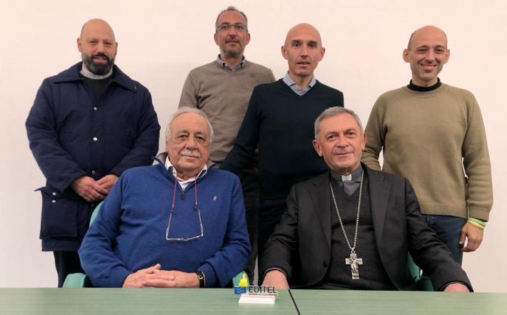 Visita pastorale del vescovo in Val Tanaro: monsignor Miragoli nelle aziende e con i carabinieri