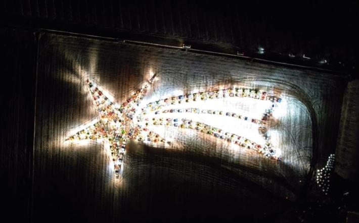 Beinette: i trattori disegnano una stella cometa 