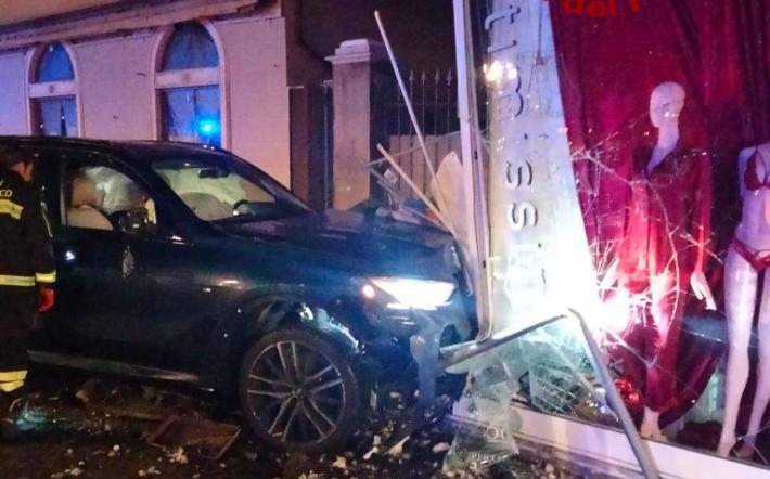 Mondov&igrave;: si sfonda la vetrina del negozio di intimo Calzedonia in corso Statuto 