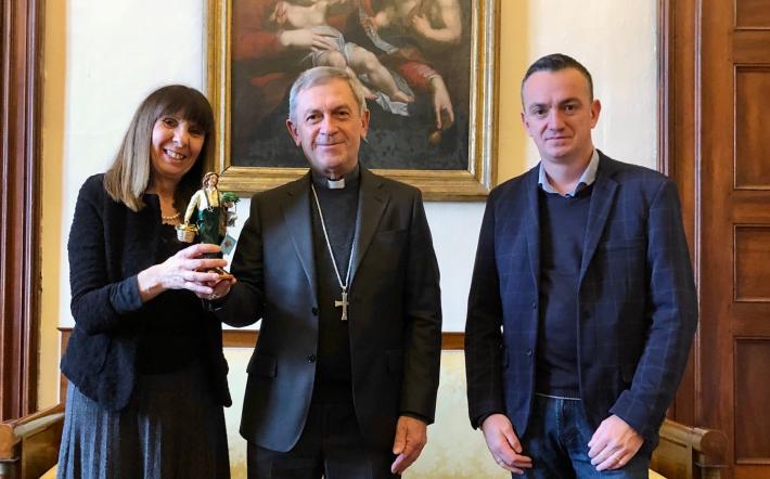 Natale: la statuetta della Confartigianato e della Coldiretti donata al vescovo di Mondovì