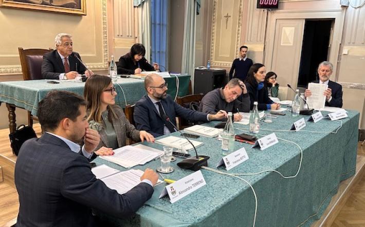 Mondovì, nevicata e sgombero del 15 dicembre in consiglio comunale: le ragioni dell’amministrazione. «Possibili provvedimenti per rendere obbligatorie le dotazioni su tutto il territorio»