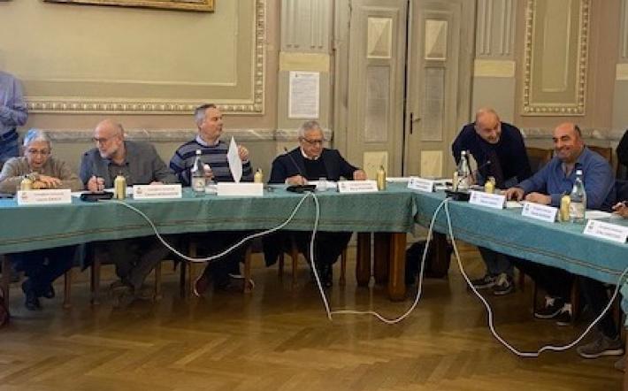 Nevicata in consiglio comunale/2. Campora: «Ci scusiamo, ma in passato le critiche erano le stesse». Rosso (opposizione): «Basta sproloqui, qui c’è stata mancanza per ore»