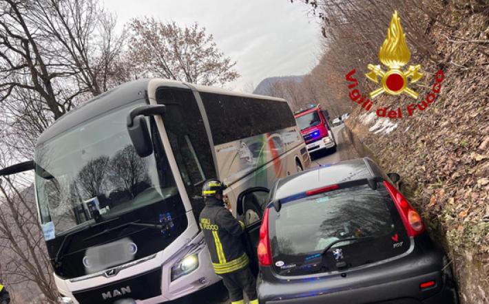 Prato Nevoso: pullman contro auto, tutti illesi
