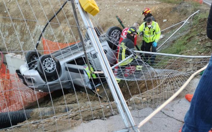 Mondovì: auto si ribalta e finisce nel “buco” del cantiere di Parco Europa. L’anziano alla guida riporta ferite lievi