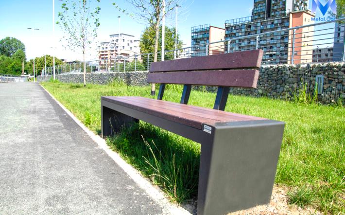Mondovì acquista tre panchine smart: con pannelli solari e ricariche per cellulari