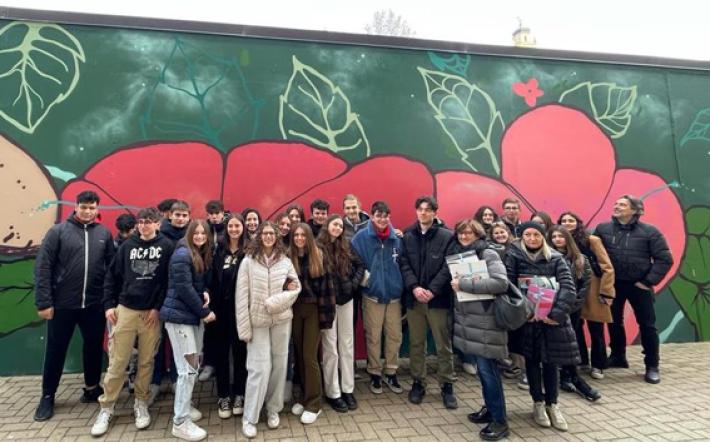 Ceva, inaugurato il nuovo murales: studenti, artisti e mondo del volontariato