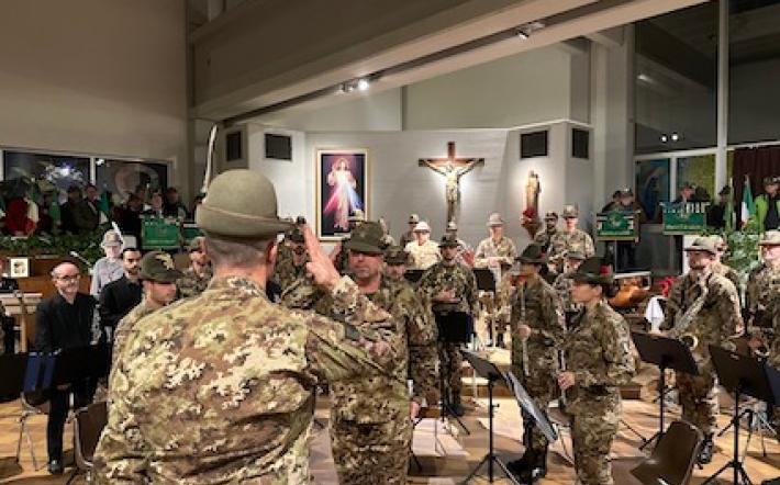 Alpini: folla per la Fanfara della “Taurinense”. Via alla settimana delle "penne nere" per Nowo Postojalowka