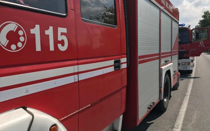 Incidente in centro a Dogliani: auto ribaltata su un fianco sul ponte dal Caff&egrave; Roma