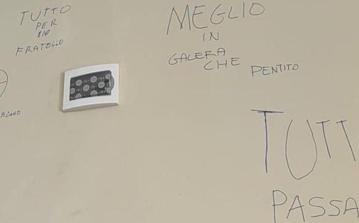Scritte contro forze dell’ordine e magistratura alla stazione ferroviaria di Mondovì