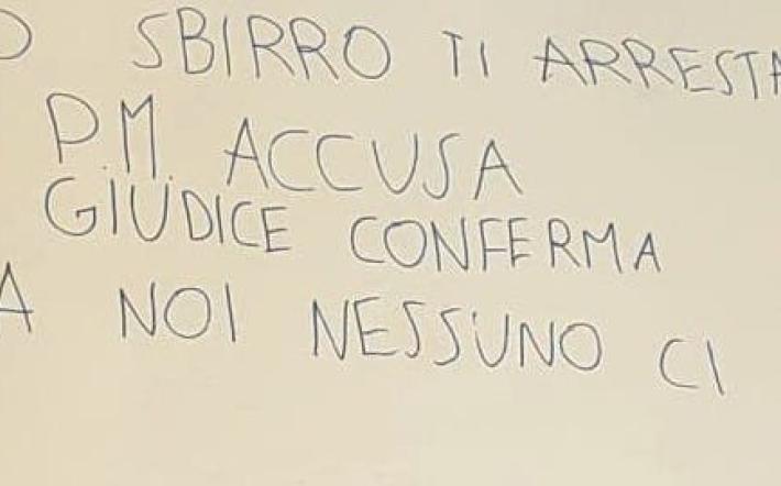 Mondovì, scritte contro le forze dell’ordine e la magistratura. Caramello (Forza Italia): «Atto gravissimo ed inaccettabile»