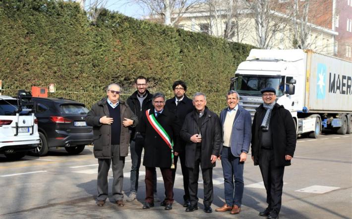 San Michele: il vescovo, in visita alla Silvateam, riproduce la foto “amarcord” di mezzo secolo fa