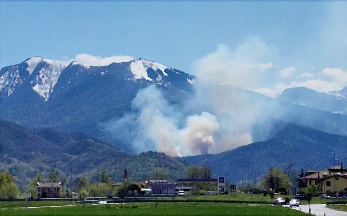 Bosco in fiamme a Roccaforte Mondovì
