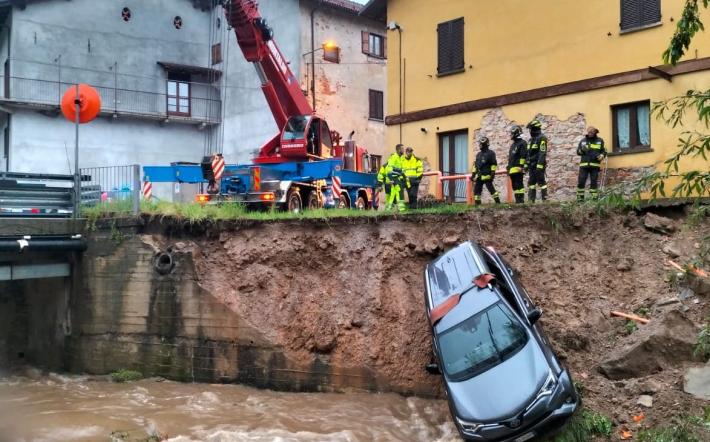 Crolla l’argine, auto finisce nel Maudagna a Frabosa Sottana, incidente stradale sulla Torino - Savona