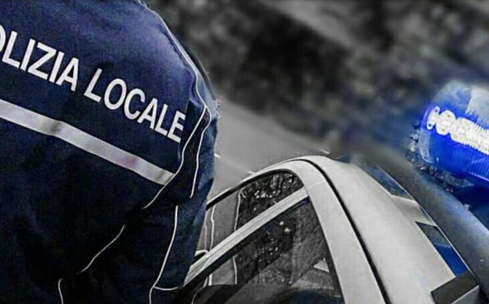 Ceva: prima abbandona il cane, poi lo lega ad un’auto. Denunciata dalla Polizia Locale