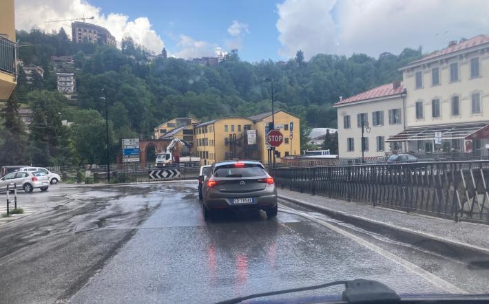 Mondovì: coppi a terra in via Rinchiuso a causa del vento 