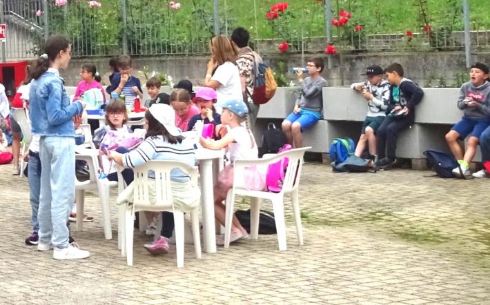 “Piccoli rivoluzionari” crescono: scolari di Branzola in visita agli anziani della casa di riposo “don Rossi”
