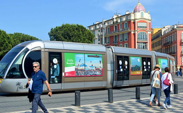 “Visitez Mondovì": l'invito si legge a Nizza sui tram della città francese, quinto Comune più grande della Francia