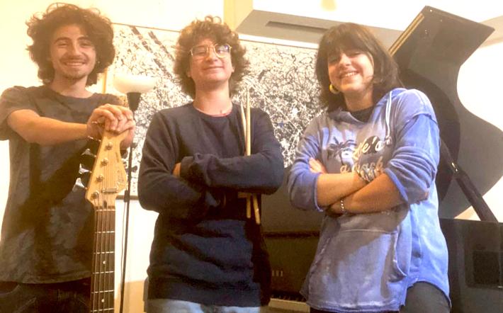 Tre giovani musicisti propongono standard jazz. Musica live in Piandellavalle, sabato pomeriggio, con il “Pap Trio”