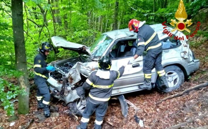 Garessio: auto fuori strada, conducente con ferite lievi