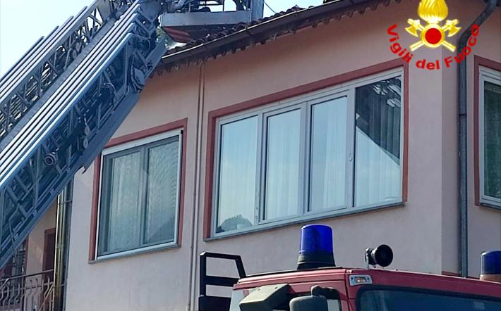 Frabosa Sottana: a fuoco il tetto di una casa, intervento dei vigili del fuoco
