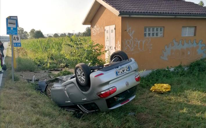 Lesegno: auto si ribalta sulla ss28, giovane al pronto soccorso