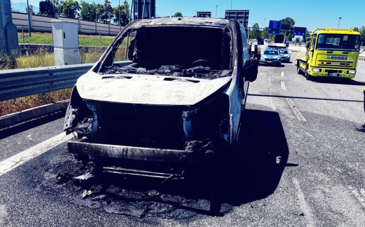 Mondoví: furgone va a fuoco al casello  della A6. Illesi gli occupanti 