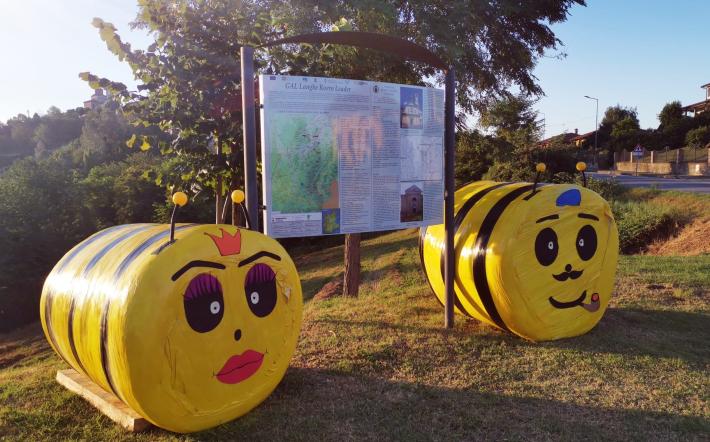 Un artista misterioso si aggira per Belvedere Langhe: che simpatiche le sue "apine"! 