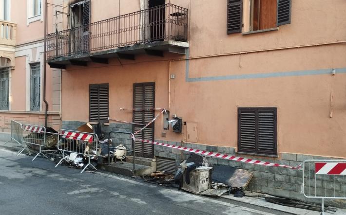 Incendio nella notte in una palazzina di Castelletto Stura. Nel rogo è morto l'inquilino del primo piano