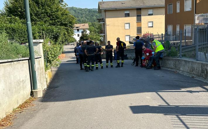 San Michele: giovane uomo tira con la balestra da un balcone