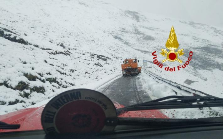 Neve sul Colle dell'Agnello, intervengono vigili del fuoco e carabinieri per automobilisti bloccati