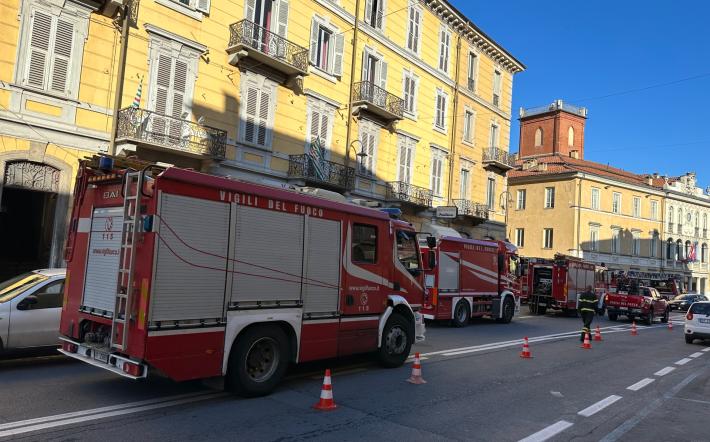 Mondovì, incendio in corso Statuto: due mezzi dei vigili del fuoco restano parcheggiati per sicurezza. Divieto di sosta in entrambi i sensi