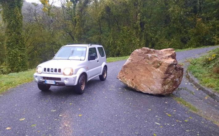 Maltempo, la situazione in Alta Valle Tanaro: grosso masso frana sulla strada a Caprauna. Vento molto forte: 128 km orari e 160 mm di pioggia a Garessio
